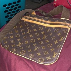LOUIS VUITTON MESSENGER BAG!